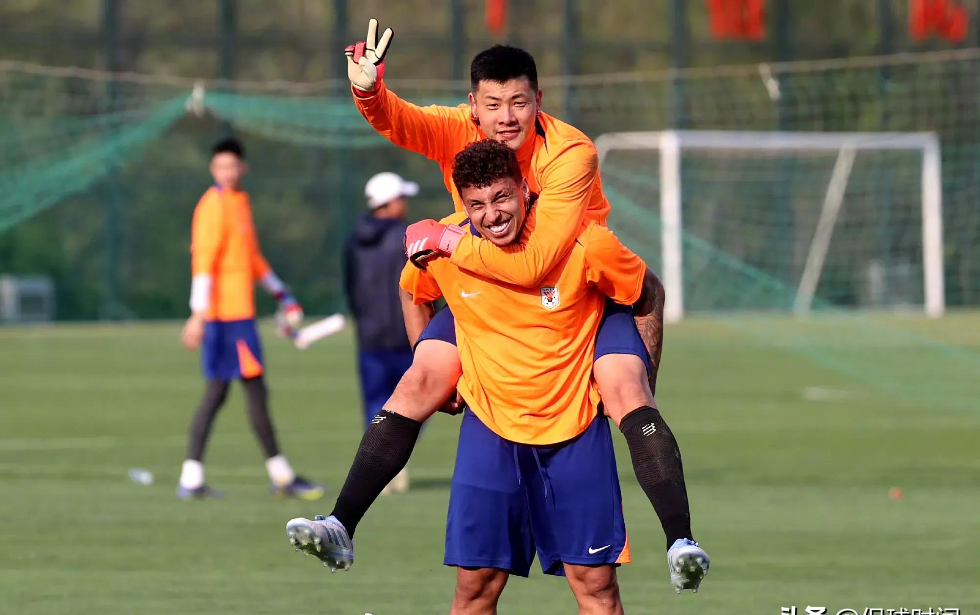 包含北京国安训练开放日;赛后临场应变引欢呼;意甲在即;年轻球员得到机会的词条 包含北京国安训练开放日;赛后临场应变引欢呼;意甲在即;年轻球员得到机会的词条